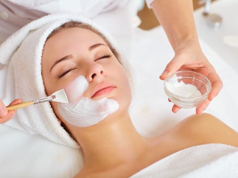 Gesichtsbehandlung mit Maske