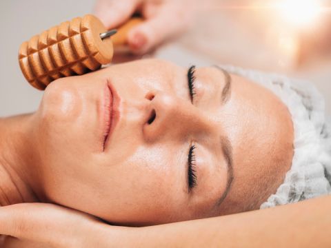 Gesichtsmassage mit Holzroller
