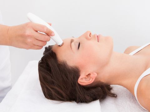 Micro Needling Behandlung im Gesicht